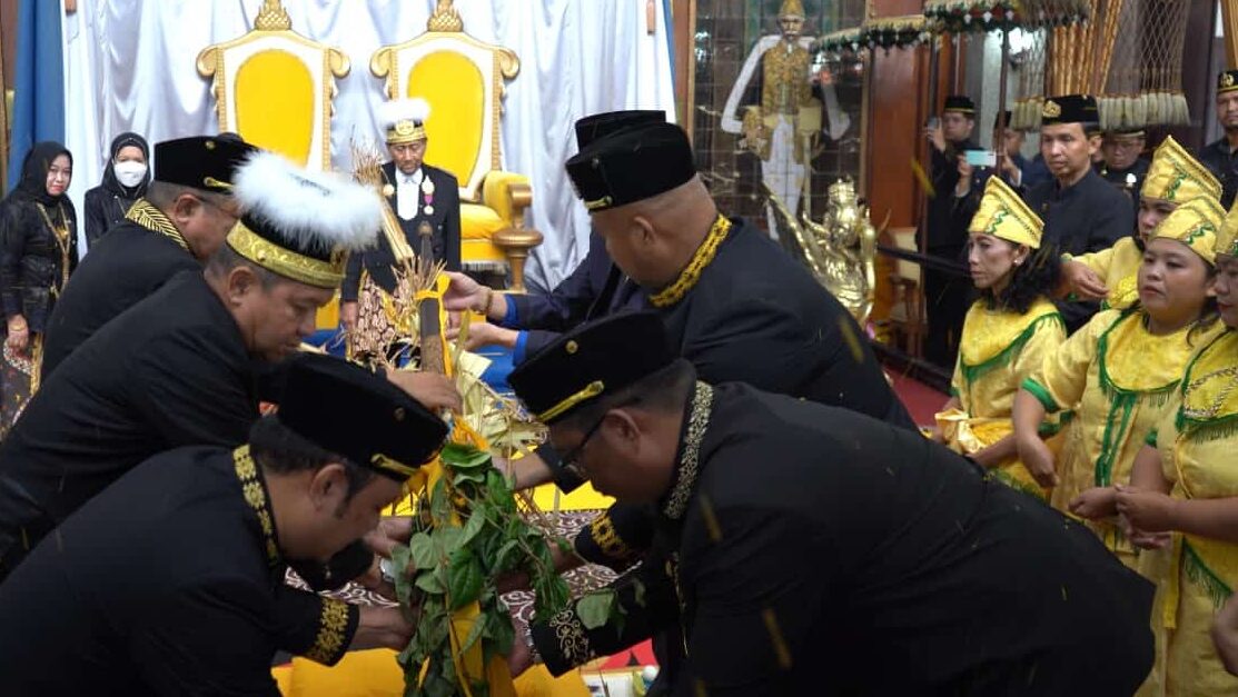 Bupati Kukar Rebahkan Tiang Ayu, Pertanda Berakhirnya Erau Adat Pelas Benua