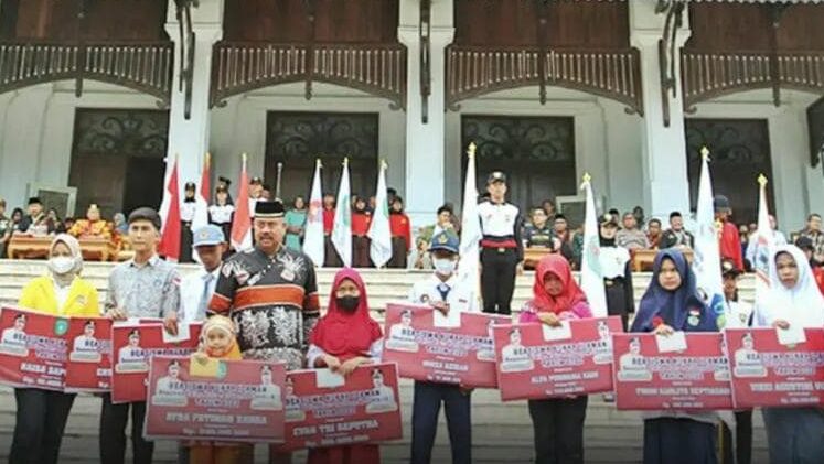 Puluhan Anak Yatim Piatu Dapat Bantuan Beasiswa dari Pemkab Kukar