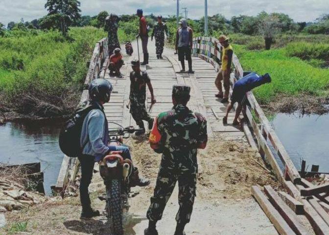 Bersama Unsur Muspika, Komisi II DPRD Kukar Perbaiki Jembatan Kayu Batu Seberang