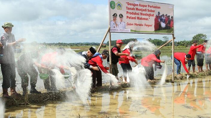 Bupati Kukar Bersama Warga Bukit Pariaman Tabur Kapur Dolomit