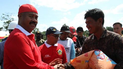 Bupati Kukar Bagikan Puluhan Ribu Bibit dan Pakan Lele di Desa Mulawarman