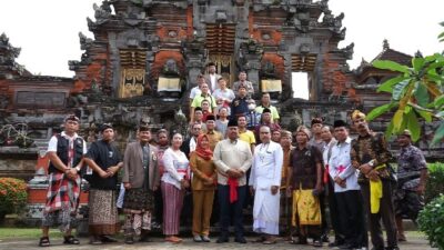 Edi Damansyah Terima Orientasi Lapangan Peserta FKUB di Pura Payogan Agung Kutai