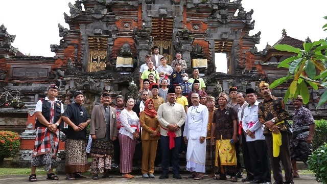 Edi Damansyah Terima Orientasi Lapangan Peserta FKUB di Pura Payogan Agung Kutai