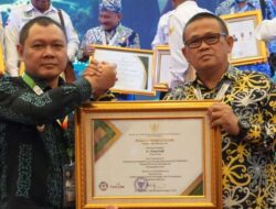 BUMDes Paser Capai Seratus Persen, Bupati Fahmi Fadli Terima Penghargaan