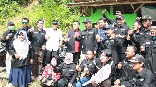 Pemkab Serahkan Sepeda Motor kepada Para Ketua RT di Desa Loa Duri Ilir