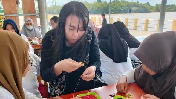 Kisah Popy Primawati, Pendamping Lokal Desa yang Rutin Ekspor Kerajinan Manik