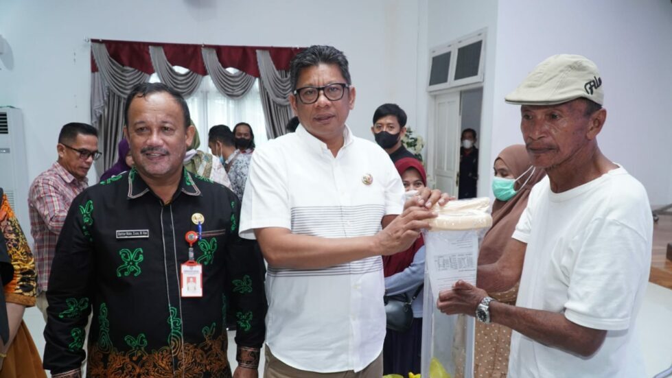 Wujud Kepedulian, Pemkot Bontang Serahkan Bansos kepada Penyandang Disabilitas