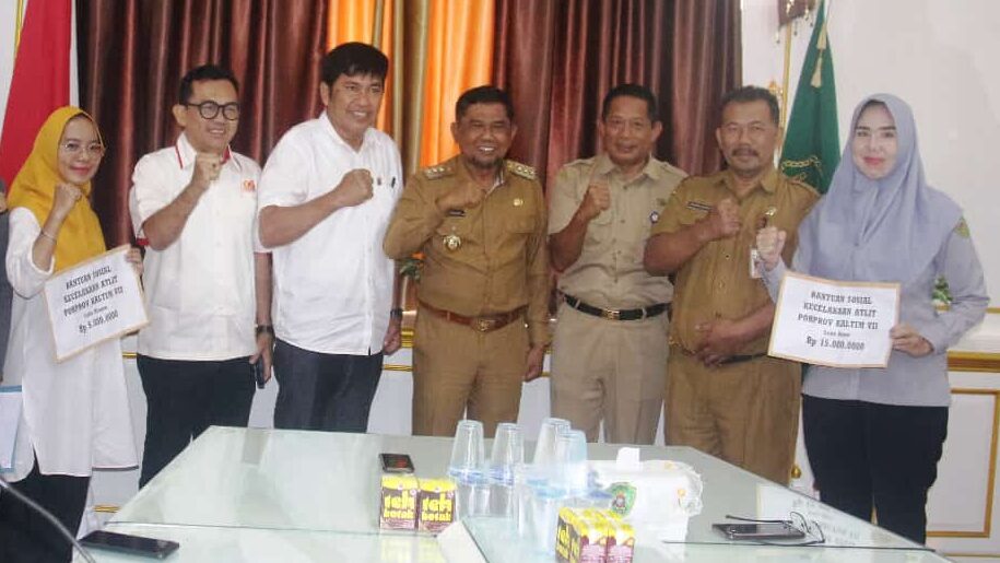 Sebut Pemkab Tak Tinggal Diam, Bupati Serahkan Bansos untuk Atlet PPU Korban Kecelakaan