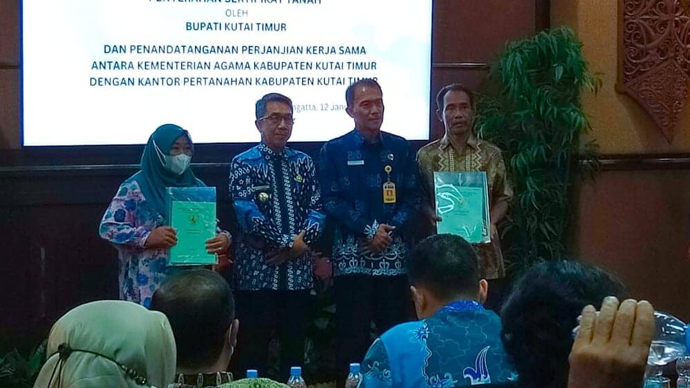 Dua Ribu Lebih Sertifikat Diserahkan kepada Masyarakat Tiga Desa di Kutim