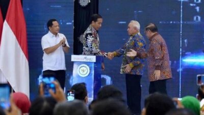 Jokowi Minta Dicarikan Jalan Tengah Masalah Tenaga Honor di Daerah