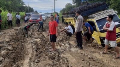 DPU Kukar Siapkan Skema Perbaikan Jalan Poros Teluk Muda