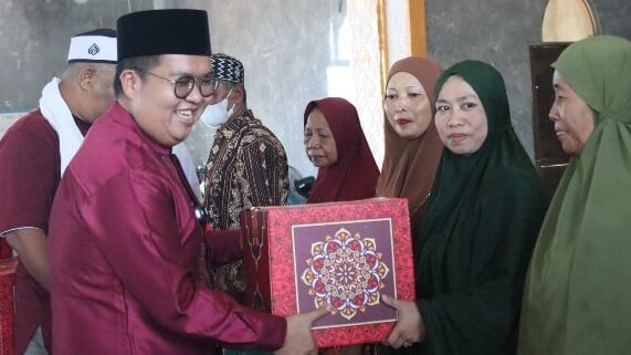 Safari Ramadan, Wabup Kukar Sambangi Warga Loa Janan dan Berbagi Menu Buka Puasa