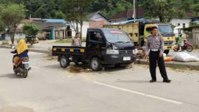 Kecelakaan Tunggal di Palaran, Pakan Babi Berhamburan di Jalanan