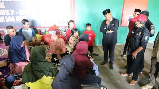 Peduli Korban Kebakaran Desa Sepakat, Bupati Edi Damansyah Beri Bantuan