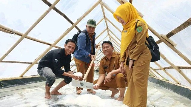 Dibantu DKP Kaltim, Kelompok Usaha Garam Kersik Sukses Panen Perdana