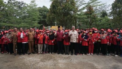 Ratusan Tenaga Kebersihan Terima Sembako dan THR dari Pemkab Kukar