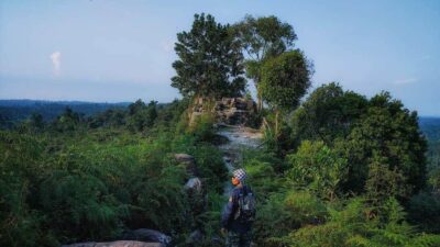 Wisata Alam Batu Dinding Suguhkan Pemandangan Matahari Terbit dan Terbenam