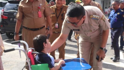 Puluhan Kursi Roda Gratis Didonasikan kepada Anak Disabilitas Samarinda