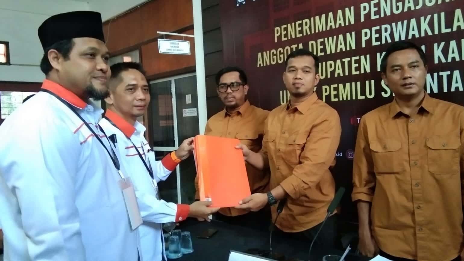 Diiringi Tarian Gendang Baleq, DPD PKS Kukar Daftarkan Bacaleg ke KPU