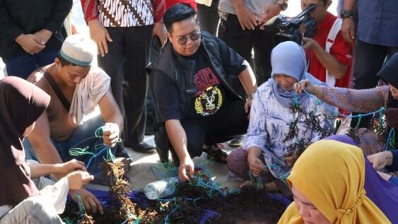 Wabup Kukar Serahkan Bantuan untuk Pembudidaya Rumput Laut di Samboja