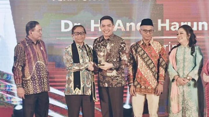 Banggakan Kaltim, Wali Kota Samarinda Raih Penghargaan Upakarti Artheswara Tinarbuka