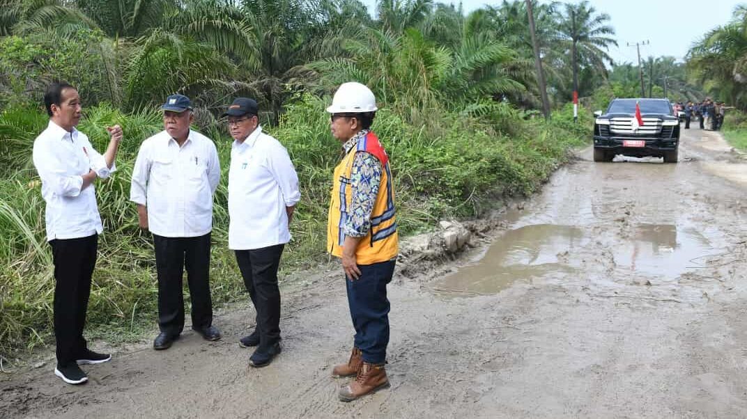 Jokowi Tegaskan Jangan Sampai Jalur Logistik dan Jalan Produksi Rusak Parah