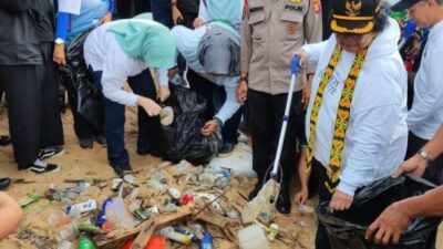 Dipimpin Menteri LHK, Ratusan Warga Pungut Sampah Plastik di Pantai Balikpapan