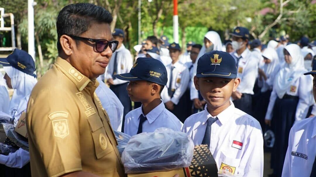 Wali Kota Bontang Serahkan Bantuan Pendidikan kepada Pelajar Sekolah Penggerak