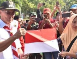 Pemkot Samarinda Bagikan 10 Ribu Bendera Merah Putih pada Warga Samarinda