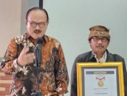Eros Djarot Raih Anugerah Tokoh Pejuang Kemerdekaan Pers dari SMSI