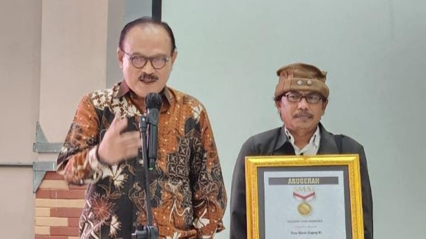 Eros Jarot Raih Anugerah Tokoh Pejuang Kemerdekaan Pers dari SMSI