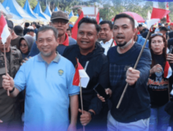 Peringati HUT Ke-78 Kemerdekaan RI, Pemprov Kaltim Bagikan Merah Putih