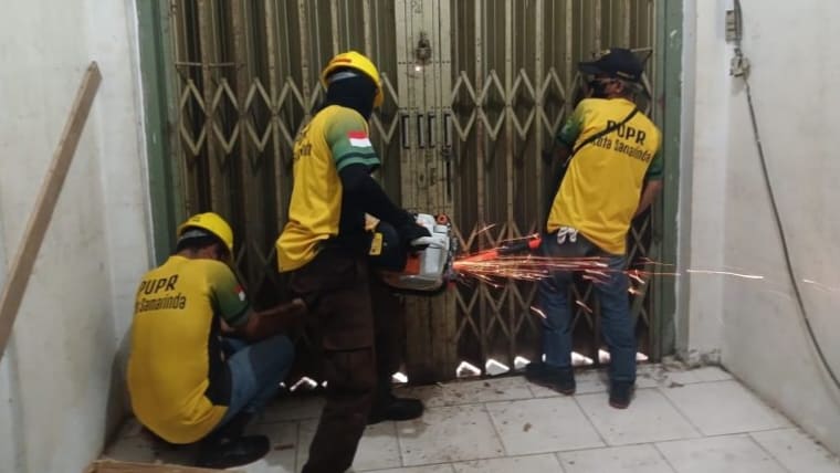 Tertibkan Pelanggaran, Dinas PUPR Samarinda Bongkar Paksa Bangunan di Atas RTH