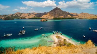 Destinasi Terbaik Island Hopping Ada di Indonesia, Di Mana Saja?