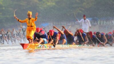 Pacu Jalur, Lomba Dayung Tradisional Riau Penuh Makna dan Filosofi