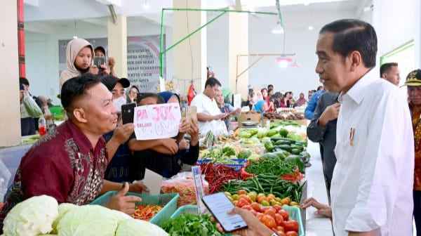Harga Bahan Pokok Terkendali, Jokowi Puji Inovasi di Pasar Merdeka Samarinda