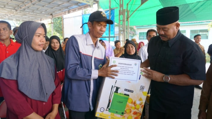 Bupati Kukar Serahkan Gaji Pengurus RT di Desa Genting Tanah