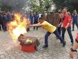 Tingkatkan Kesadaran Masyarakat, Kelurahan Baru Fasilitasi Pembekalan Ilmu Pemadam Kebakaran