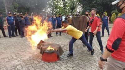 Tingkatkan Kesadaran Masyarakat, Kelurahan Baru Fasilitasi Pembekalan Ilmu Pemadam Kebakaran