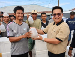 Wabup Kukar Salurkan Bantuan Nelayan di Muara Badak