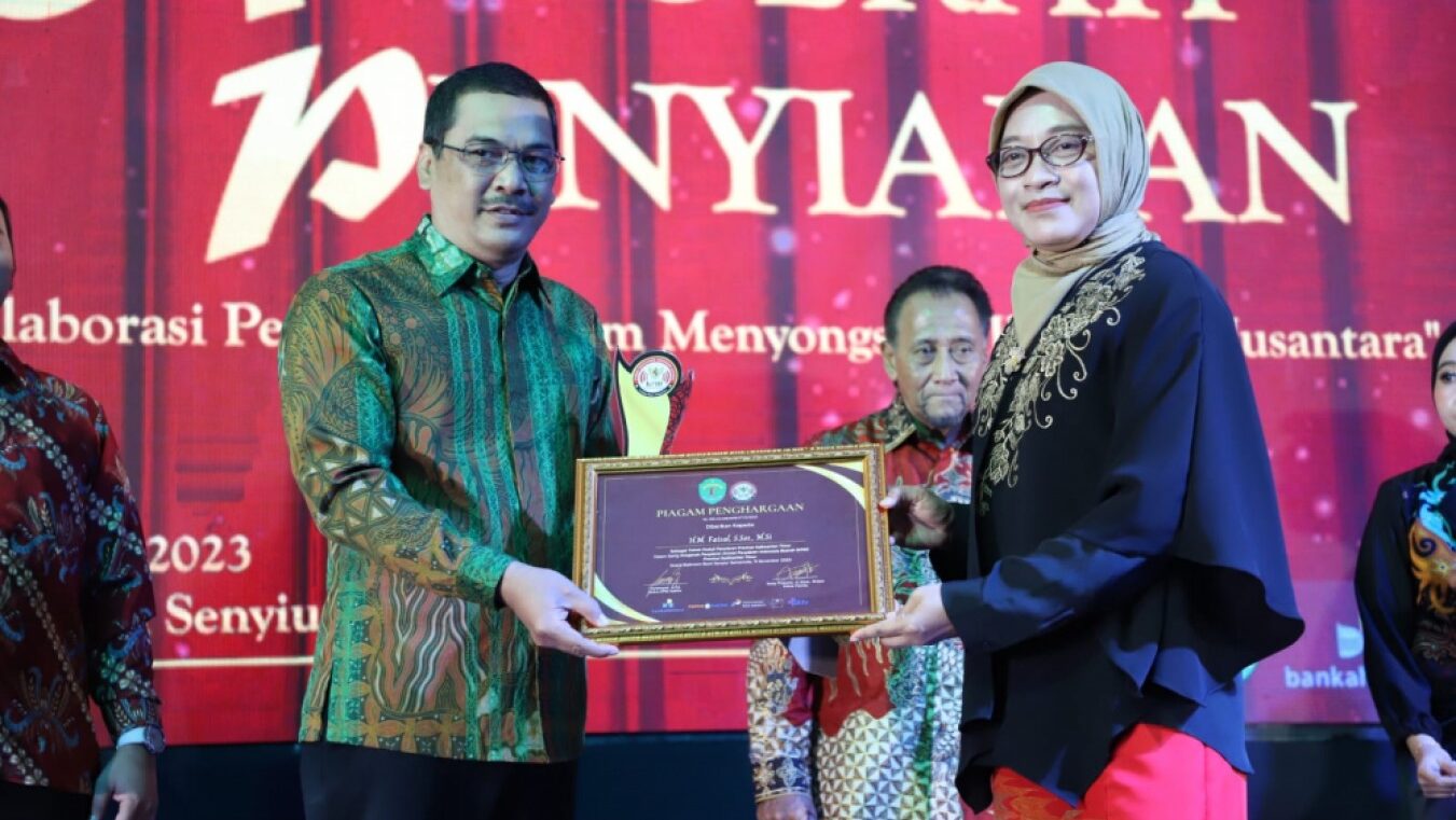Kadiskominfo Kaltim Dinobatkan sebagai Tokoh Peduli Penyiaran dalam KPID Award 2023