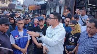 Tinjau Lokasi Kebakaran di Gang Tanjung, Wali Kota Samarinda Beri Bantuan pada Korban