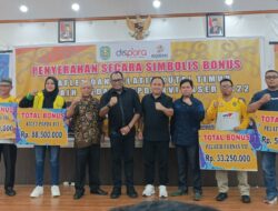 Para Atlet Berprestasi Di Kejuaraan Fornas VII Dapat Terima Bonus Dari Pemkab Kutim