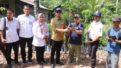 Dorong Diversifikasi Tanaman, Disbun Kaltim Salurkan Bibit Karet untuk Kelompok Tani