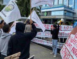 Gelar Aksi di Kantor Gubernur, Puluhan Mahasiswa Berau Tuntut Transparansi Dana CSR