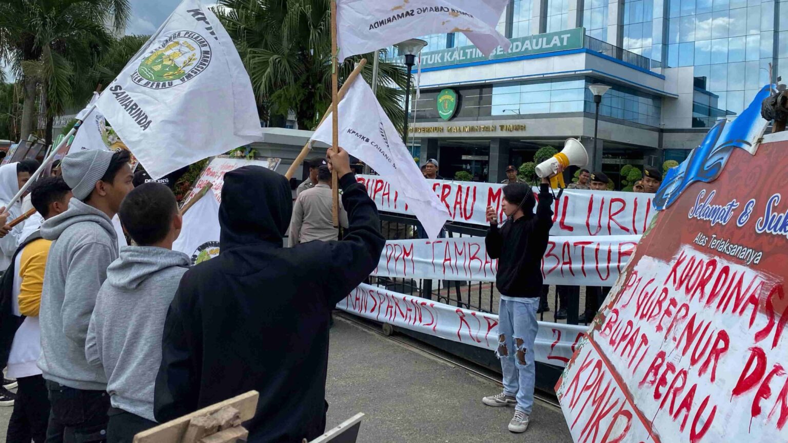 Gelar Aksi di Kantor Gubernur, Puluhan Mahasiswa Berau Tuntut Transparansi Dana CSR