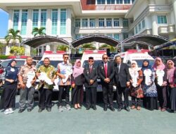 Bupati Kutai Timur Ardiansyah Salurkan Bantuan 6 Unit Ambulans di 6 Puskesmas