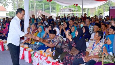 Istana Ungkap Alasan Jokowi Bagi-Bagi Bansos Menjelang Pemilu, Ternyata…