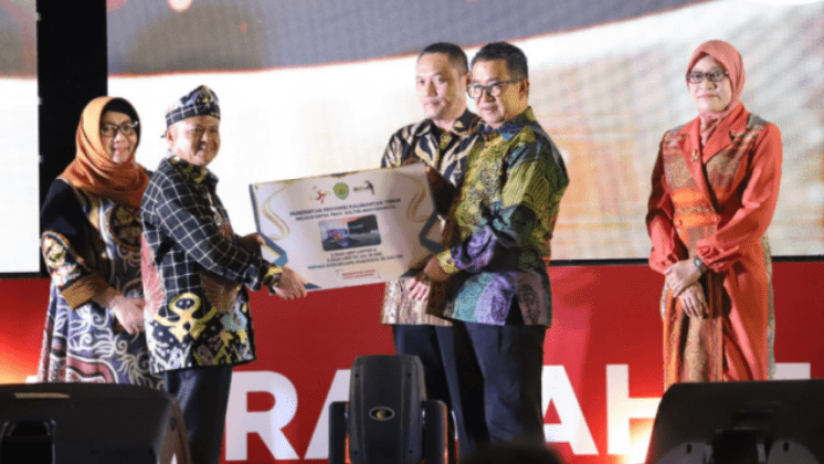 Tingkatkan Kinerja Kabupaten/Kota, DKP3A Kaltim Serahkan Bantuan Laptop dan PC