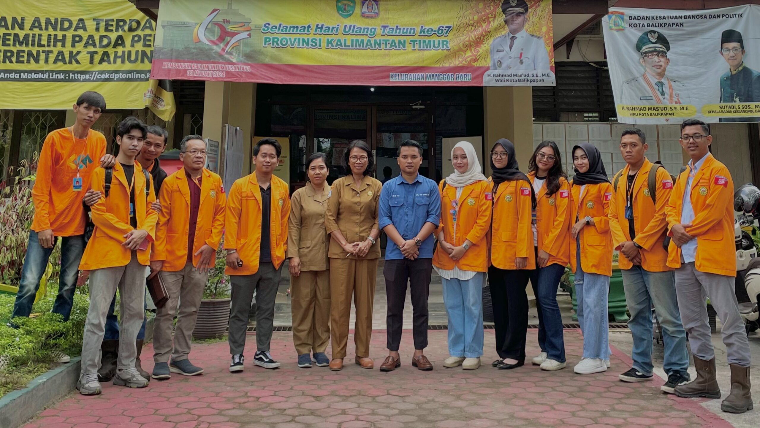 Mahasiswa KKN Uniba Bantu Pedagang Pantai Wisata Beralih ke Uang Digital